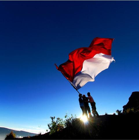 merah-putih-di-puncak.jpg